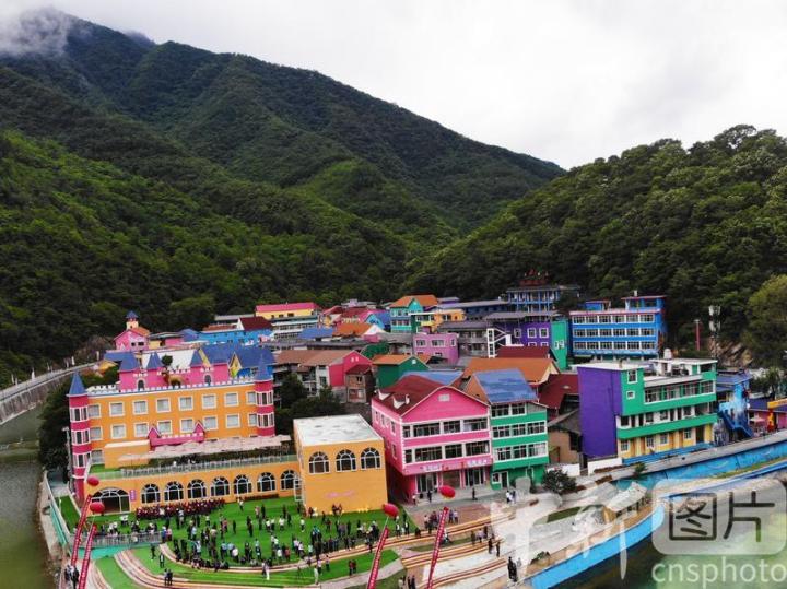 6月27日，位于甘肃省陇南市武都区的五马童话小镇开街运营。