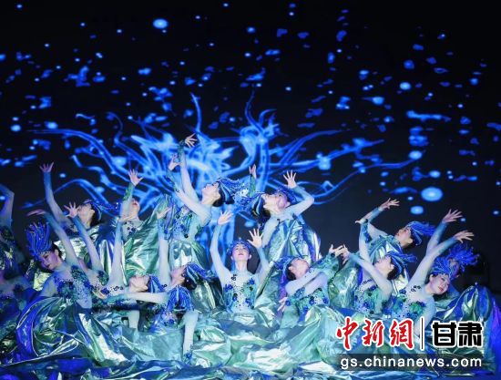 图为舞蹈《孔雀石的蝶变》。赵鑫远摄