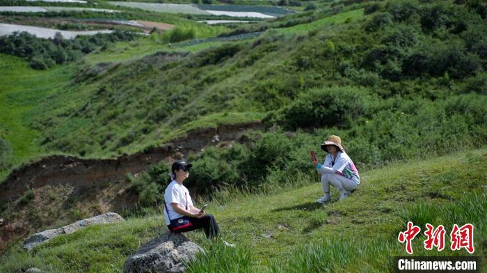 7月2日，紧邻国家4A级旅游景区“陇右名山”兴隆山的村落——兰州市榆中县新营镇八门寺村，蜿蜒向前的溪水涓涓流淌，绿树成荫、草木茂盛，一顶帐篷，一张餐桌，三五好友……随处可见来这里露营纳凉的游人，徜徉在这片“绿野仙踪”里，悠闲自在、心旷神怡。张文 摄

　　