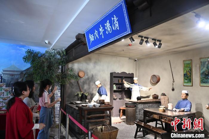7月5日，全国台联第二十一届台胞青年千人夏令营甘肃分营(海外营)正在甘肃兰州举行。此次活动为期10天，台湾青年将重走古丝绸之路，走进兰州、张掖、嘉峪关、敦煌等地，感悟甘肃深厚的历史文化底蕴。图为台胞青年参观兰州牛肉面博物馆。中新社记者 九美旦增 摄

　　