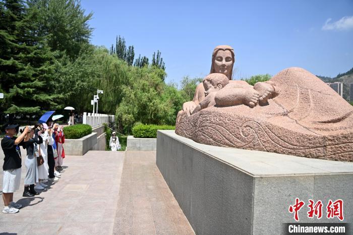 7月5日，全国台联第二十一届台胞青年千人夏令营甘肃分营(海外营)正在甘肃兰州举行。此次活动为期10天，台湾青年将重走古丝绸之路，走进兰州、张掖、嘉峪关、敦煌等地，感悟甘肃深厚的历史文化底蕴。图为台胞青年拍摄兰州标志性建筑黄河母亲雕塑。中新社记者 九美旦增 摄

　　