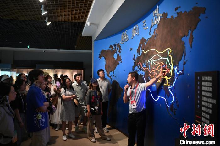 7月5日，全国台联第二十一届台胞青年千人夏令营甘肃分营(海外营)正在甘肃兰州举行。此次活动为期10天，台湾青年将重走古丝绸之路，走进兰州、张掖、嘉峪关、敦煌等地，感悟甘肃深厚的历史文化底蕴。图为台胞青年在甘肃省博物馆丝绸之路文明展厅参观。中新社记者 九美旦增 摄