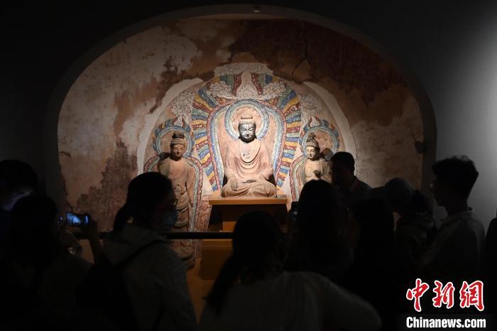 7月5日，全国台联第二十一届台胞青年千人夏令营甘肃分营(海外营)正在甘肃兰州举行。此次活动为期10天，台湾青年将重走古丝绸之路，走进兰州、张掖、嘉峪关、敦煌等地，感悟甘肃深厚的历史文化底蕴。图为台胞青年在甘肃省博物馆丝绸之路文明展厅参观。中新社记者 九美旦增 摄

