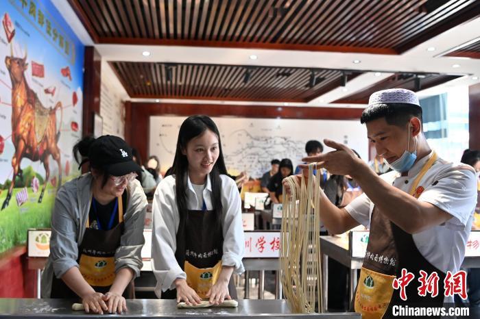 7月5日，全国台联第二十一届台胞青年千人夏令营甘肃分营(海外营)正在甘肃兰州举行。此次活动为期10天，台湾青年将重走古丝绸之路，走进兰州、张掖、嘉峪关、敦煌等地，感悟甘肃深厚的历史文化底蕴。图为台胞青年体验兰州牛肉面文化。中新社记者 九美旦增 摄

