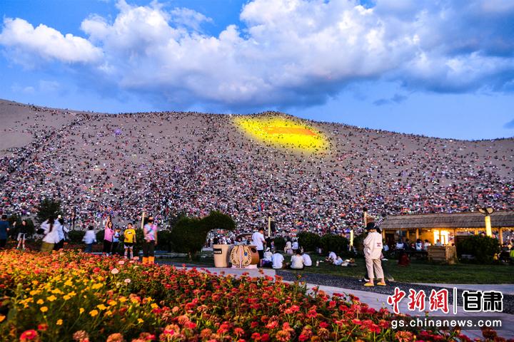 图为敦煌鸣沙山上，上万名游客静待万人星空演唱会开幕。王斌银 摄