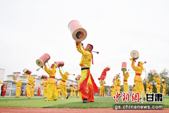 图为太平鼓非遗传承人带领孩子们打鼓。九美旦增 摄
