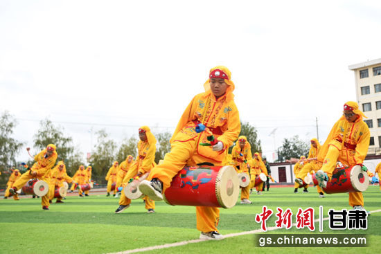 图为孩子们打太平鼓。九美旦增 摄