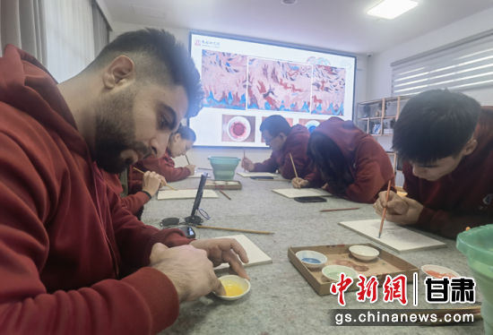 图为留学生在莫高学堂绘画。