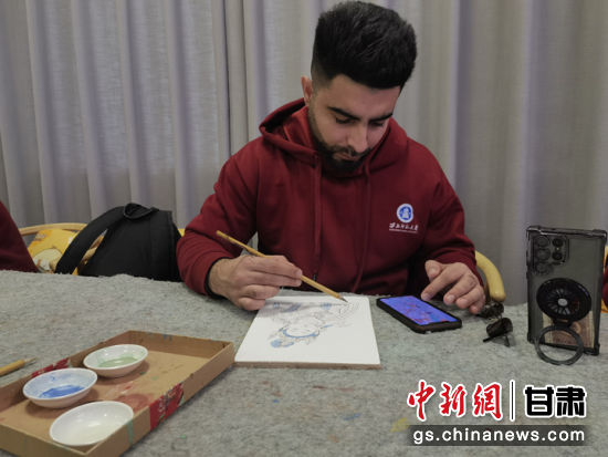 图为留学生一边学习一边画敦煌壁画人物。
