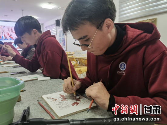 图为留学生通过绘画了解颜料等知识。