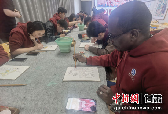 图为留学生体验莫高学堂。
