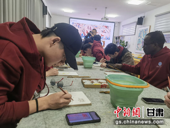 图为留学生画画。