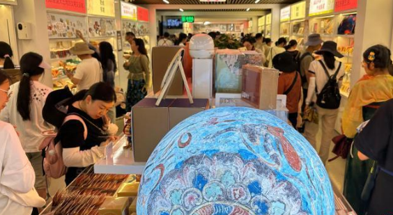 敦煌石窟主题文创产品拥抱新潮流吸引年轻人