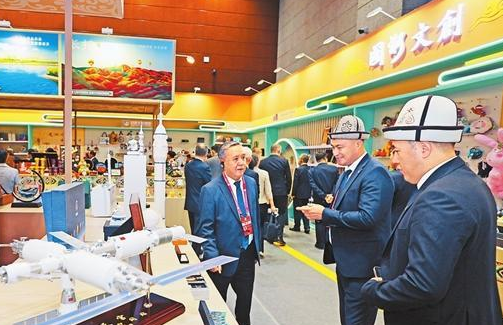 琳琅满目的非遗产品让嘉宾目不暇接