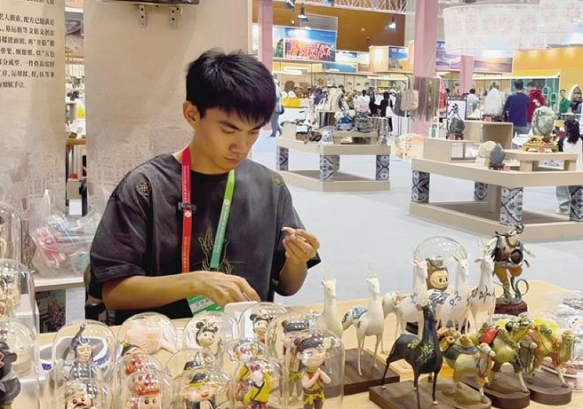 中国非遗匠人用面塑复刻敦煌壁画