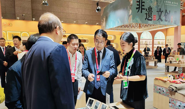 2025相约敦煌|“95后”女孩以刀为笔 锲金画刻出敦煌之美