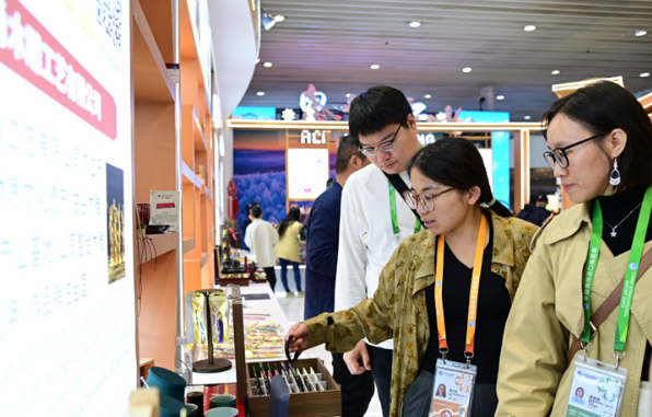 进博会甘肃馆里的“文化桥”：天水雕漆匠心传递中国友谊