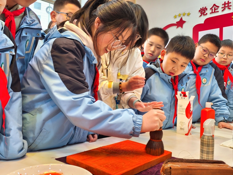 “千古巨制——《四库全书》展”亮相兰州市学府致远学校_fororder_学生体验