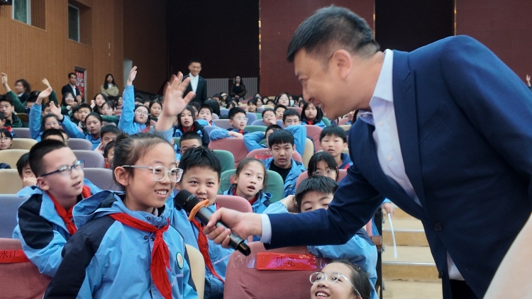 “千古巨制——《四库全书》展”亮相兰州市学府致远学校_fororder_微信图片_20250412121124