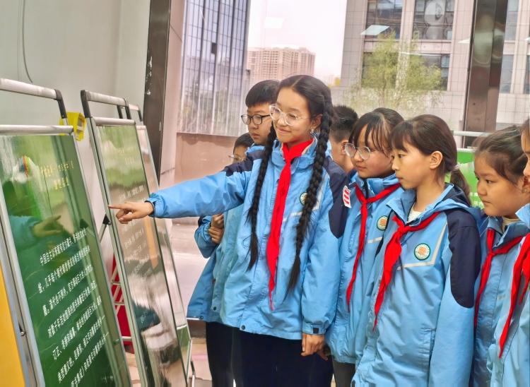 “千古巨制——《四库全书》展”亮相兰州市学府致远学校_fororder_学生们参观