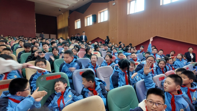 “千古巨制——《四库全书》展”亮相兰州市学府致远学校_fororder_微信图片_20250412121059