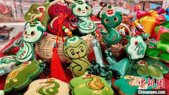 1月17日，甘肃庆阳市，绣娘们制作的蛇元素新春香包。盘小美 摄
