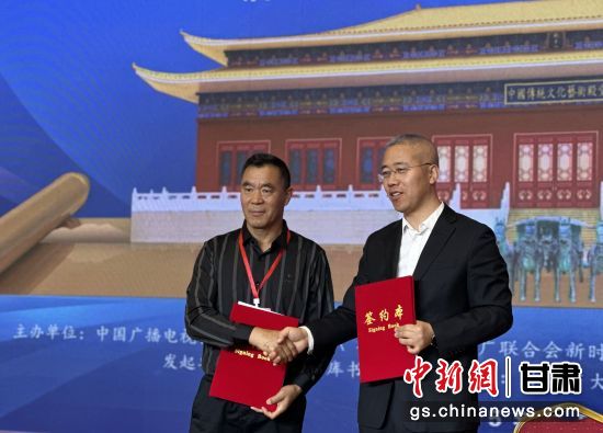 图为签约仪式现场。陈侃 摄