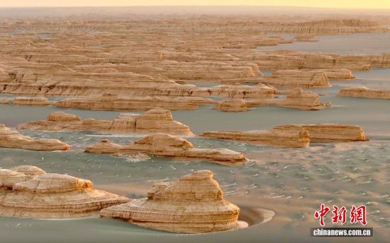 图为公园内一处状似舰艇编队整装待发的雅丹，被人们形象称为中国“西海舰队”。