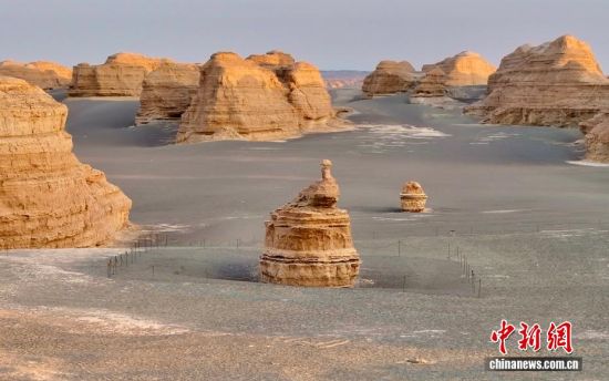 图为“孔雀玉立”柱状雅丹，如栩栩如生的“孔雀”正傲视苍雄。