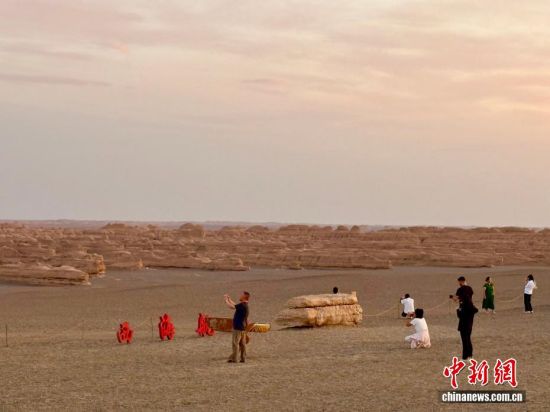 图为游客在景区内打卡拍照。