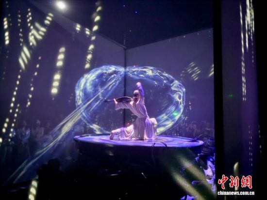 图为演出中，科技舞美和舞者组成的表演。王牧雨 摄