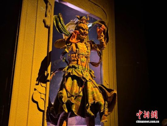 图为由真人演员饰演的怒目金刚。王牧雨 摄