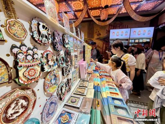 图为演出结束后，游客选购敦煌文创产品。王牧雨 摄