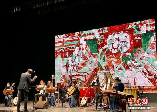 11月16日晚，由香港天籁敦煌乐团呈献的“博物馆系列：来自文物的声音”音乐会在甘肃大剧院上演。中新社记者 丁思 摄