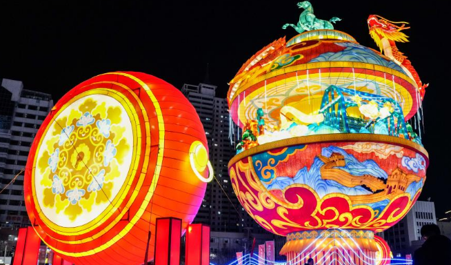 甘肃兰州：流光溢彩迎新春