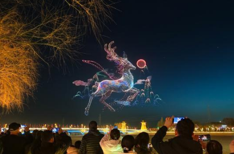敦煌万架无人机光影秀：千年壁画“飞”上天