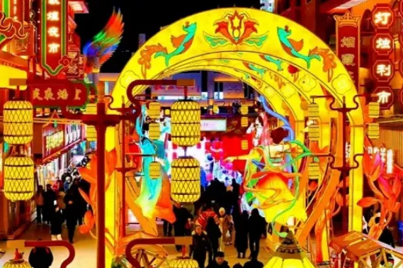 灯楼层叠，再现丝路记忆——甘肃敦煌以彩灯诠释壁画艺术