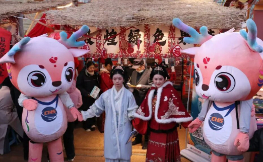 敦煌大集灯火璀璨 千年古城夜未眠