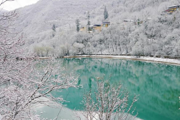 甘肃宕昌：官鹅沟春雪美如画