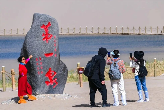 大漠春色醉游人 敦煌清明假期接待量持续攀升