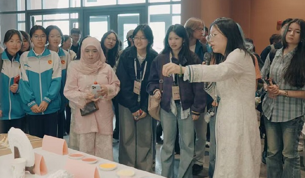 2026马家窑文化遗产保护国际圆桌对话暨联合国教科文组织青年文化遗产大使研学活动在甘肃临洮开幕