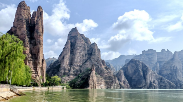 “河”处相逢丨四月的炳灵寺石窟 美成了壁纸