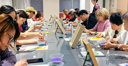 异域友人邂逅敦煌沙韵 马来西亚宾客沉浸式体验非遗沙画艺术