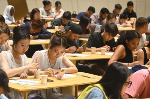 甘肃“博物馆日”办800项活动 洋学生“汉简之乡”写简牍