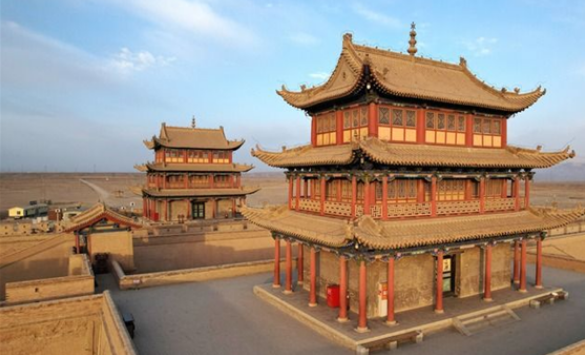 嘉峪关：戈壁与绿野环抱的雄关之城