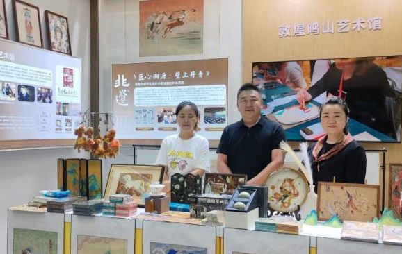 敦煌非遗壁画传承项目已形成泥坯产品套盒等三大产品线