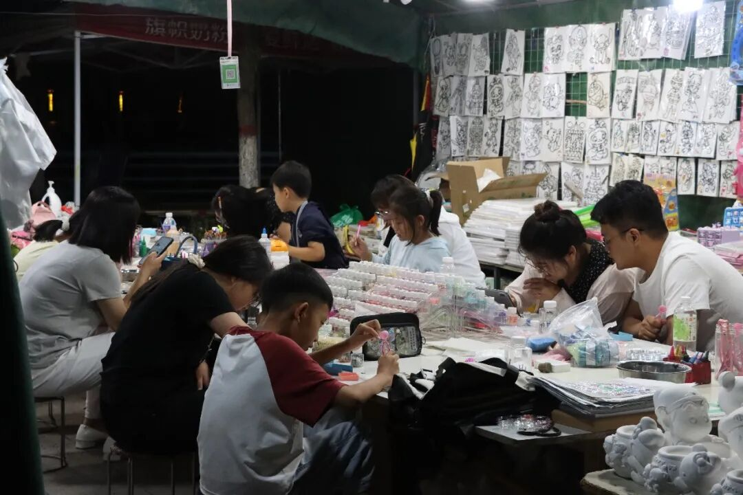 银凤湖公园的手作区最受孩子们欢迎。白银区融媒体中心供图 银凤湖公园的手作区最受孩子们欢迎。白银区融媒体中心供图