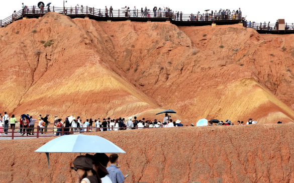 甘肃张掖：七彩丹霞雄浑绚丽 迎客流高峰