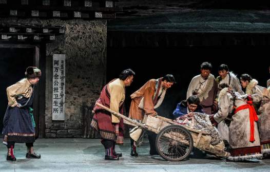 话剧《青青的阿万仓》演绎“草原曼巴”的动人故事
