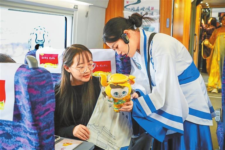 馆藏文物“上”高铁——G848次高铁“流动博物馆”让文化温暖回家路